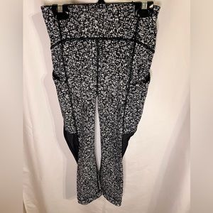 Lululemon Sole Training Crop
Daisy Dust Alpine White Black / Black Size 2
